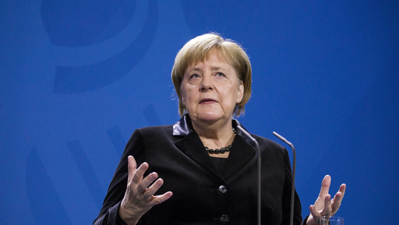 Merkel telefonon beszélt Putyinnal a Kercsi-szorosról