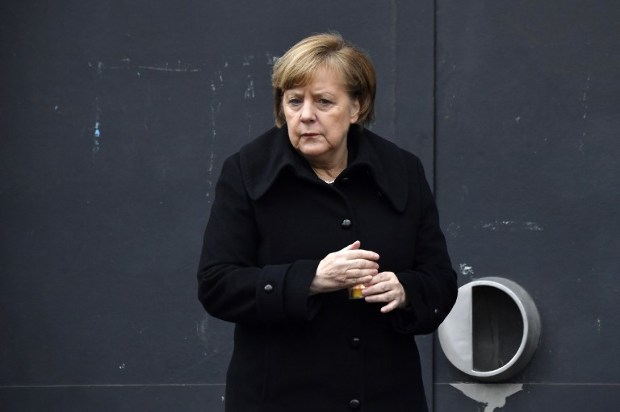 Rémület a levegőben: bajba került Merkel gépe, lemondta a találkozót