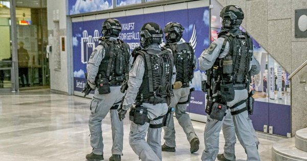 Állig felfegyverzett rendőrök lepték el a német reptereket!