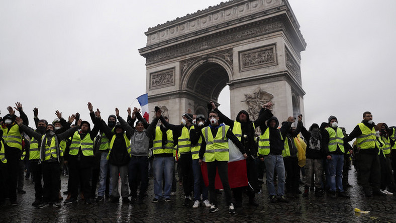 Felgyújtották Párizst: több millió eurós kárt okoztak a tüntetők