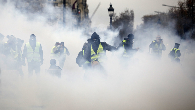 Hatalmas káosz Párizs utcáin több száz ember tüntetett, könnygázt és vízágyúkat vetettek be ellenük
