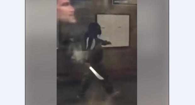 Rémület a metrón, machetével hadonászott a bevadult férfi - VIDEÓ