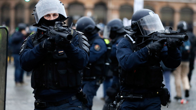 Szemkilövetés - Döbbenetes felvételek a franciaországi tüntetésről és a rendőrök áldozatáról