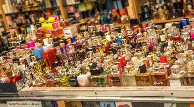 Figyelmeztetést adtak ki a szakértők: halálos méreg van a hamisított parfümökben