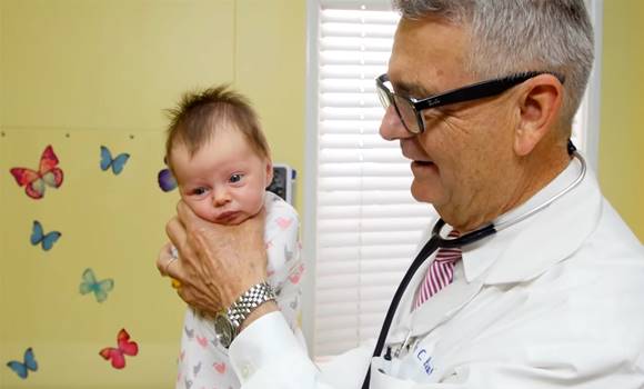 Ez a gyermekorvos megmutatja, hogyan tudod egy pillanat alatt lenyugtatni a síró babádat