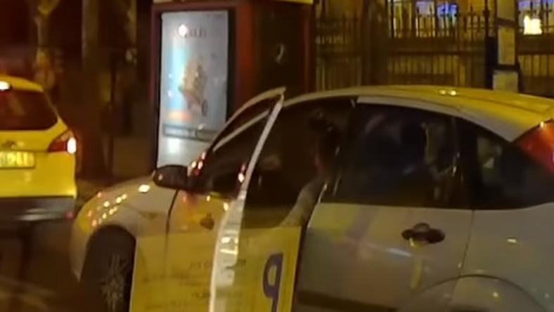 Ilyen még nem történt a budapesti forgalomban kiszállt a sofőr a piros lámpánál, majd ezt csinálta - VIDEÓ