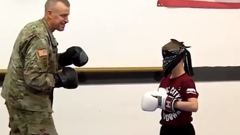 Könnyfakasztó videó rég nem látott katona édesapja lepte meg a kisfiút edzés közben