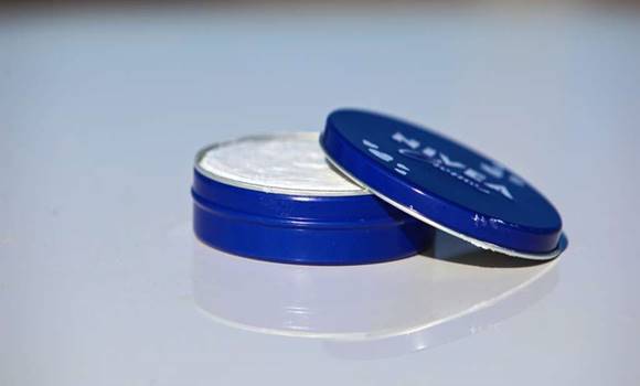 Sokan használják ezt a kék tégelyes krémet, de szinte nem ismeri ezt a 10 felhasználási módját!