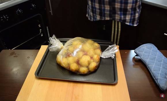 Sütőzacskóba teszi az újkrumplit, majd elkészíti a köretek nagy királyát!