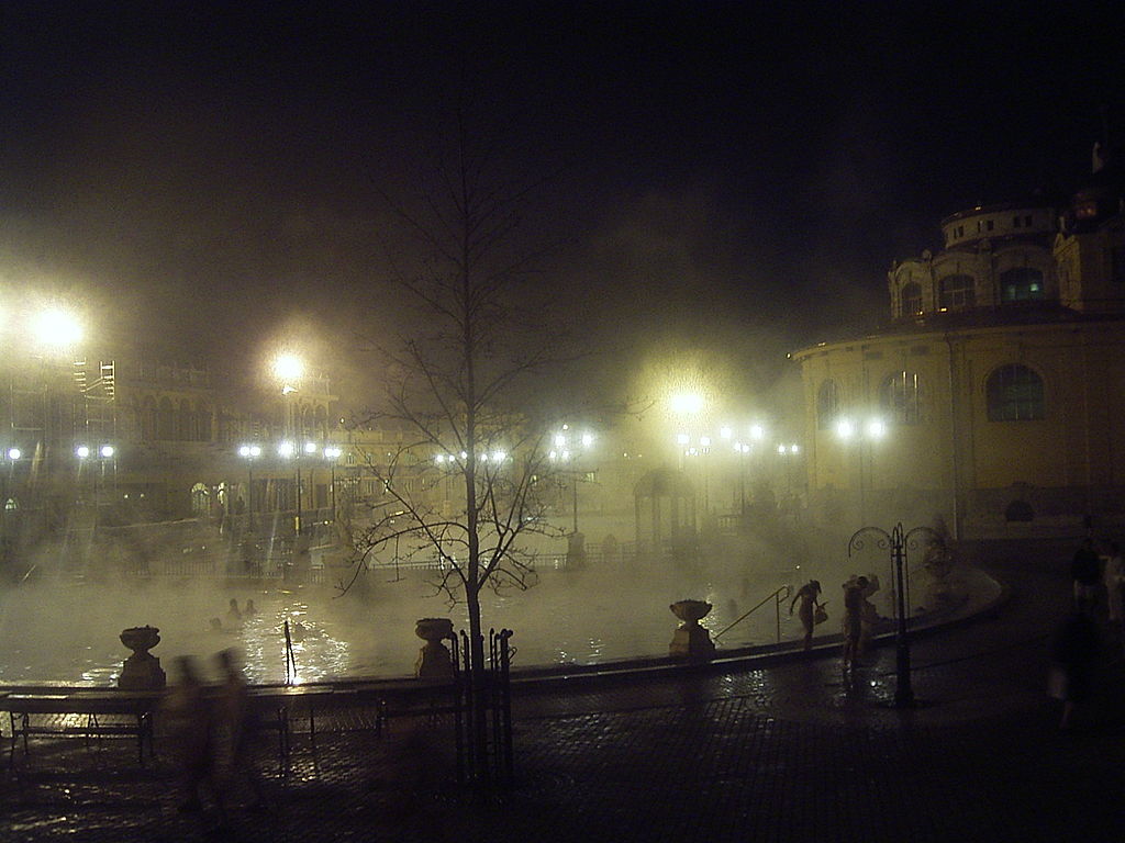 Budapesti fürdő éjjel. Kép: Hirmagazin.eu