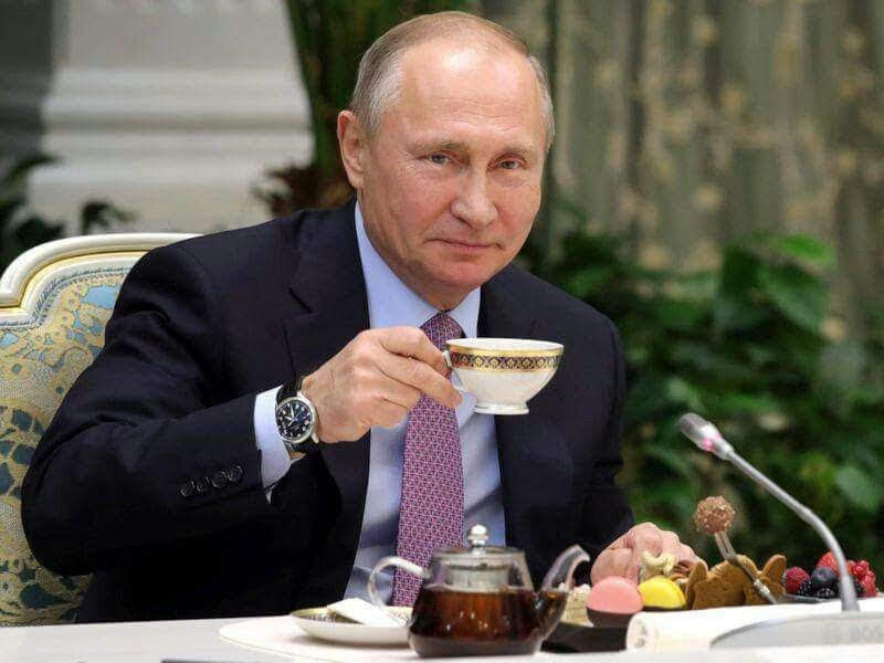 Putyin elnök a reggeli teáját kortyolgatja. Hirmagazin.eujelentetett rendeletében. Hirmagazin.eu