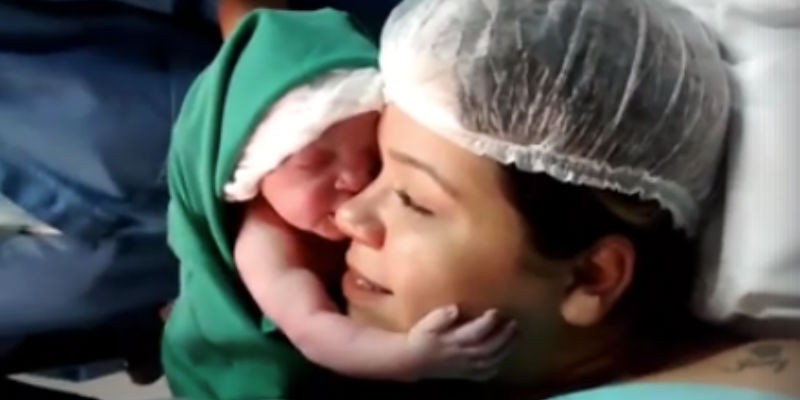 Az újszülött nem akarja elengedni anyját születése után – több mint 10 millióan látták már a felvételt – videó