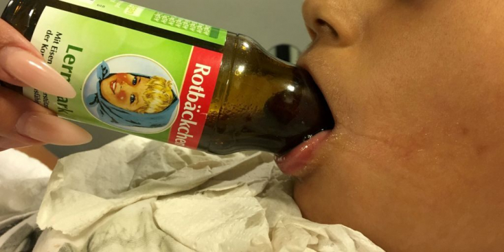 Túlnyomásos módszerrel szabadították ki egy fiú palackba szorult nyelvét