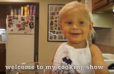 A 2 éves baba úgy készít sütit, mint a profik! – cuki videó
