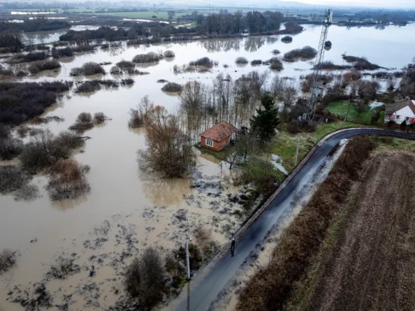 c27ff1e15a4f4eb89a2ab6e38c45e8e6