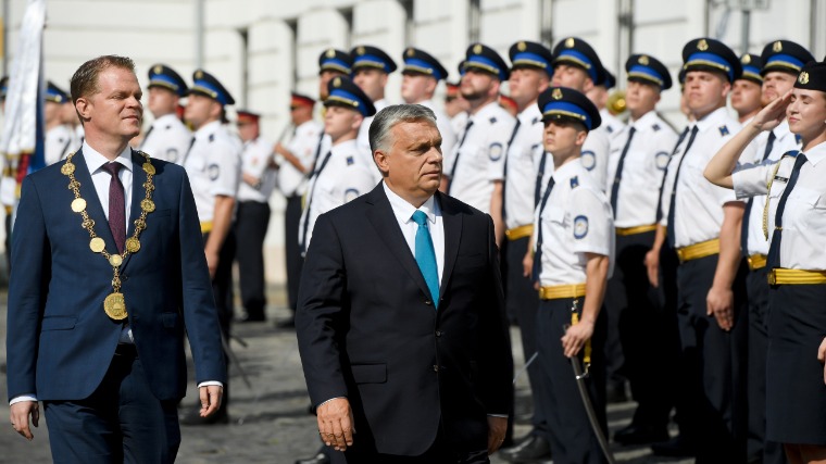 Orbán Viktor Miniszterelnökünk érkezik a Nemzeti Közszolgálati Egyetem (NKE) Rendészettudományi Karának és Katasztrófavédelmi Intézetének tisztavatási ünnepségére a budavári Kapisztrán téren. Hirmagazin.eu (Fotó: MTI/Koszticsák Szilárd)