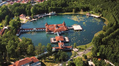 Hévíz város Zala megyében, a Keszthelyi járásban. Fő nevezetessége az Európában egyedülálló természetes tőzegmedrű meleg gyógyvizű tó, melynek köszönhetően Magyarország egyik első számú turisztikai célpontja. Hirmagazin.eu