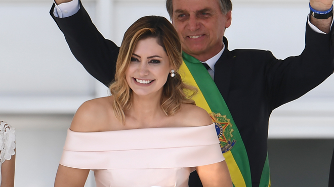 Férje után a first lady is elkapta a koronavírust. Jair Bolsonaro hónapokig megkérdőjelezte a járvány súlyosságát, „kisebb influenzának” titulálva a betegséget, és a gazdasági újranyitást szorgalmazta a szövetségi tagállamok kormányai által életbe léptetett és a járvány megfékezését szolgáló kijárási korlátozásokkal szemben. Hirmagazin.eu
