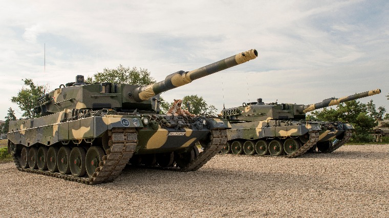 Leopard 2A4HU típusú harckocsik az első négy jármű ünnepélyes átadásán a tatai MH 25. Klapka György Lövészdandár laktanyájában (Fotó: MTI/Krizsán Csaba). Hirmagazin.eu