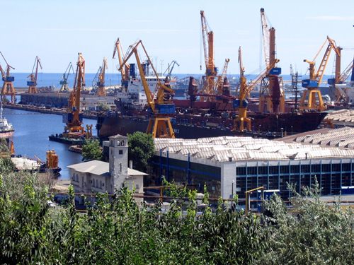 Konstanca kikötője, ahol 26 ezer tonna ammónium-nitrátot tárolnak. Ez a mennyiség tízszerese a bejrúti robbanásban érintettnek. Hirmagazin.eu