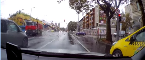 Videón, ahogy egy piroson áthajtó teherautó elgázolt egy motorost Budapesten. Hirmagazin.eu