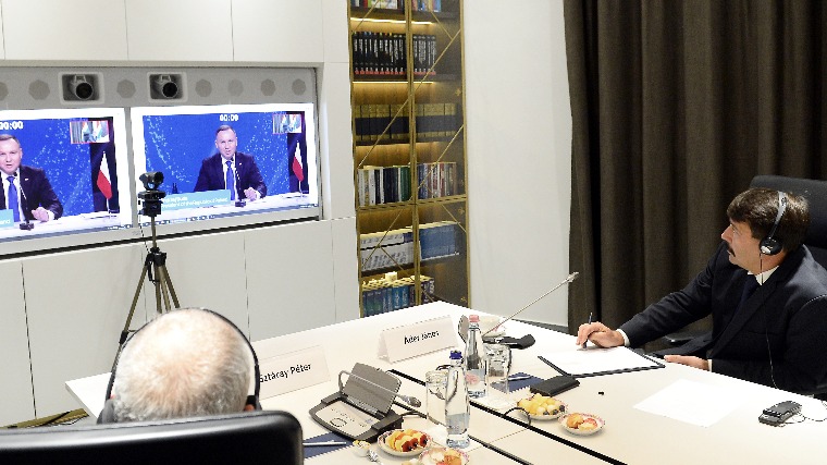 Áder János köztársasági elnök a 12 kelet- és közép-európai uniós országot tömörítő Három tenger kezdeményezés vezetőinek videókonferenciáján Hirmagazin.eu (Fotó: MTI/Soós Lajos).