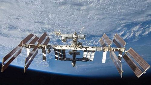 „Svédország azon kevés államok egyike lesz, amelyek képesek műholdak űrbe juttatására” – mondta Matilda Ernkrans, az ország űrkutatási minisztere a központ egy új tesztelő egységének felavatásán. Hirmagazin.eu