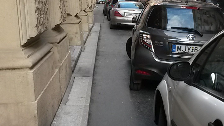 Egymás hegyin-hátán állnak az autók Budapesten, a belvárosban. Hirmagazin.eu