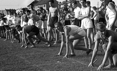 Részlet ebből a képből: Csepel, 1947. május 31. Futóverseny a csepeli sportpályán, a Magyar Ifjúság Országos Tanácsa által meghirdetett ifjúsági hét alkalmából szervezett sportünnepélyen. MAFIRT: Rév Miklós (Hirmagazin.eu)