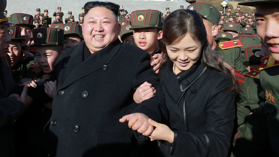 Az észak-koreai diktátor és a húga a legmagasabb posztokat töltik be az észak-koreai kommunista pártban. Hirmagazin.eu (Kép: BBC)