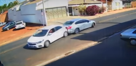 Két autós elkezdett tolatni, egészen elképesztő, hogyan voltak képesek összeütközni. Kép: kép a videóból. Hirmagazin.eu