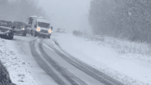 A hirtelen lezúduló hó megbéníthatja a közlekedést! Hirmagazin.eu