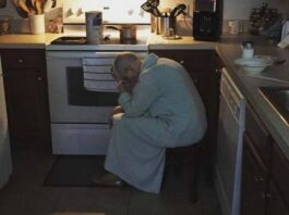 a férfi lefényképezi az anyósát, amint a konyhában ül, görnyedten. ha megtudod, miért, megszakad a szíved