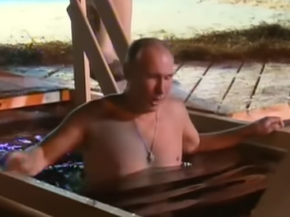 Putyin elnök 65 évesen vett részt először ortodox szertartáson, ahogy fagyos vízbe merült. Hirmagazin.eu