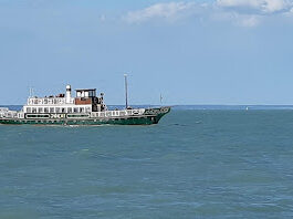 A Balaton csak a miénk. Tihanyból a partról néztük. Egy régi balatoni hajó, néha utasokat is szállít, de másra is használják. Hirmagazin.eu