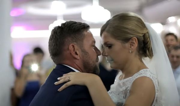 a menyasszony javában táncol vőlegényével, mikor újdonsült férje megkéri: ne jöjjön hozzá közelebb