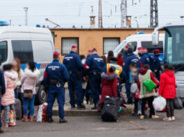 menekülteket fogadnak rendőreink. hirmagazin.eu (kép forrása police.hu)