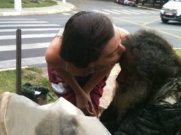 minden nap elment a hajléktalan mellett. aztán amikor rájött, ki ő valójában, egy csókot nyomott a homlokára