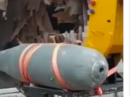 Akkora bombákat dobálnak le az oroszok, hogy gép kell, ami megemeli. Hirmagazin.eu (Kép forrása: origo)