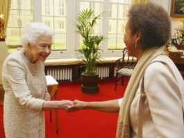 Személyes találkozón vett részt, akit fogadott, elmesélte, hogy szinte kicsattan az egészségtől a királynő, nem kell sétabot a járáshoz és nagyon fitt mindenben. Nagy öröm ez a rajongóknak, és az egész világon mindenkinek, hiszen mindenki szereti a 95 éves uralkodót! Hirmagazin.eu