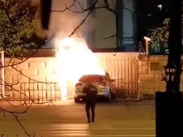 nekihajtott egy autó a bukaresti orosz nagykövetségnek, felgyulladt, a sofőr meghalt – videó