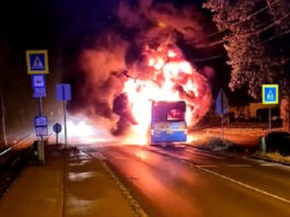 Óriási lángokkal égett porrá egy bkv busz az Üllői úton: 80 an utaztak az éjszakai járaton fotók, videó