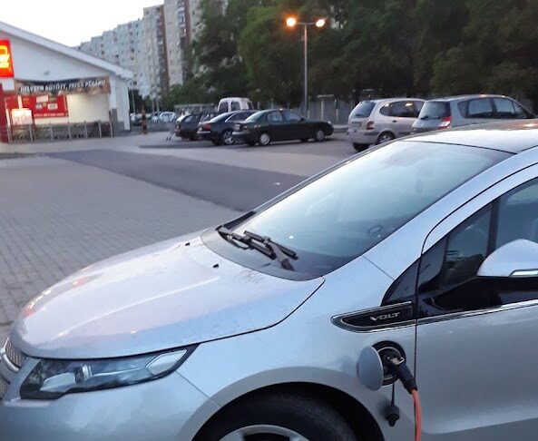 20180503, Budapest, 18. kerületi Penny parkoló, egy elekromos autó töltése van folyamatban. Kép tulajdonosa: Bognár Géza