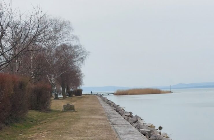 A kép illusztráció. A Balaton déli partja, Zamárdi szabadstrandja, 2022. év tavasszal. Bognár Géza
