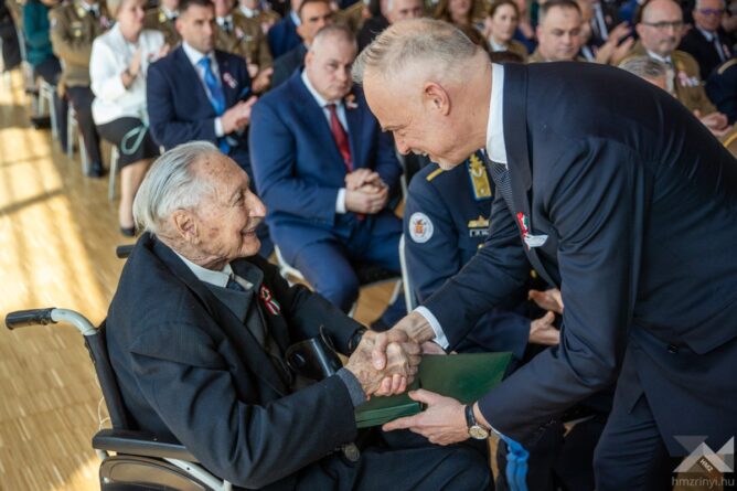 69b40943413c4060347362